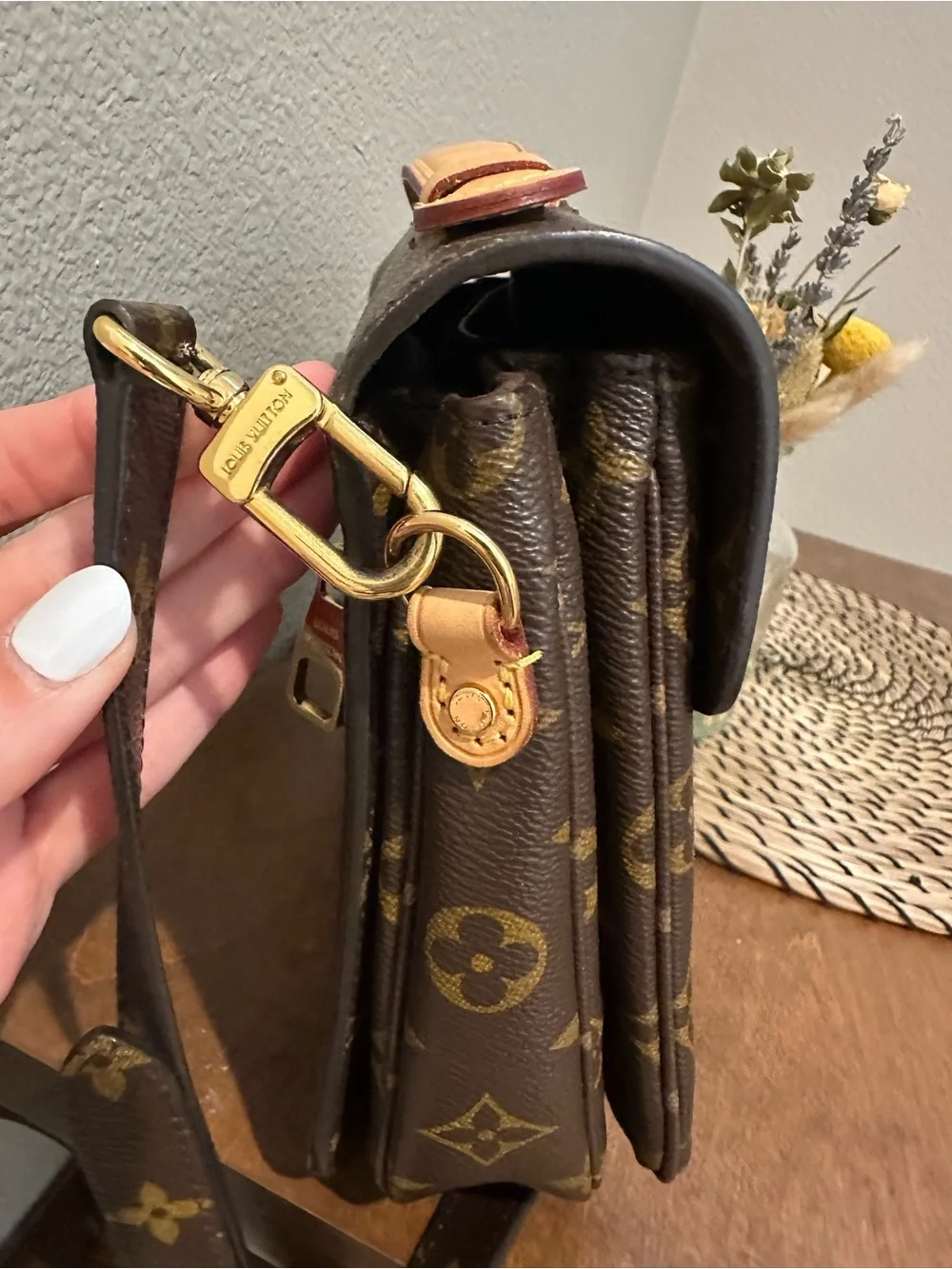 Beautiful Louis Vuitton Monogram Pochette Métis in the classic Monogram Canvas.